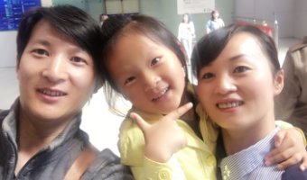 貴社の助けのもと,私たちは一家団らんできるようになりました